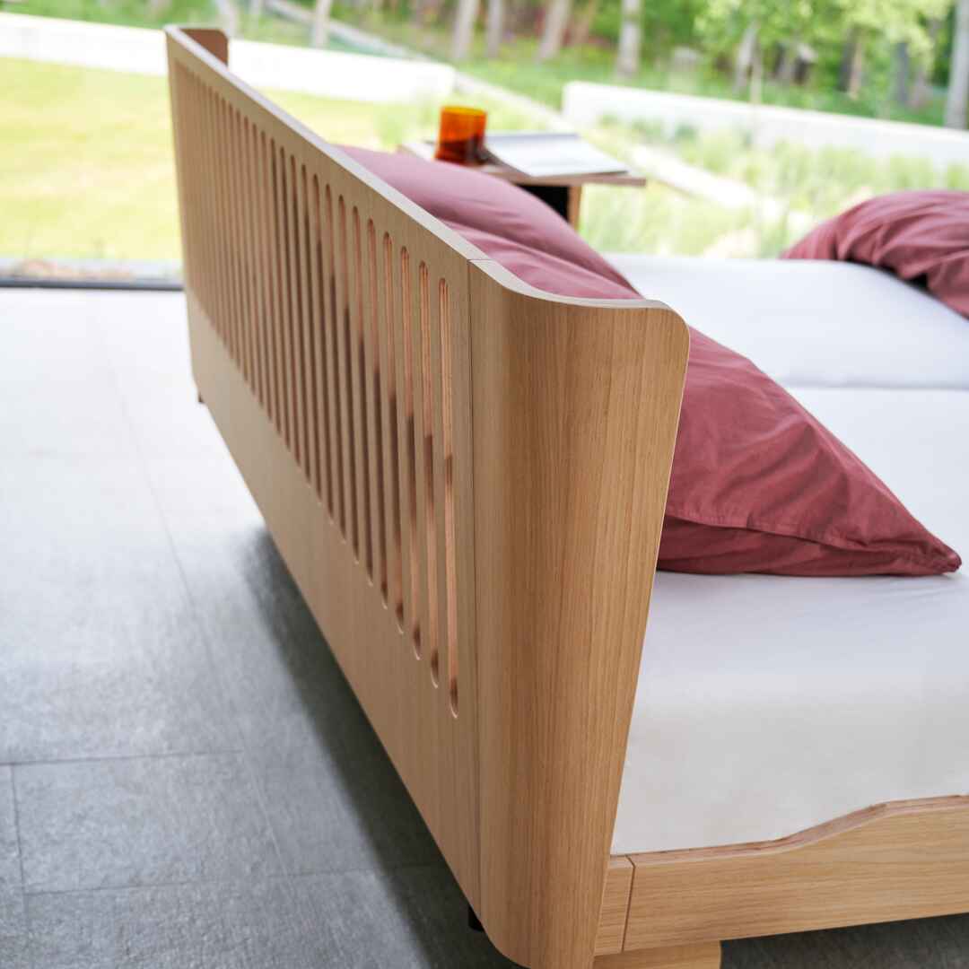 Noa with Back Wheels and Milled Headboard in Balanced Oak