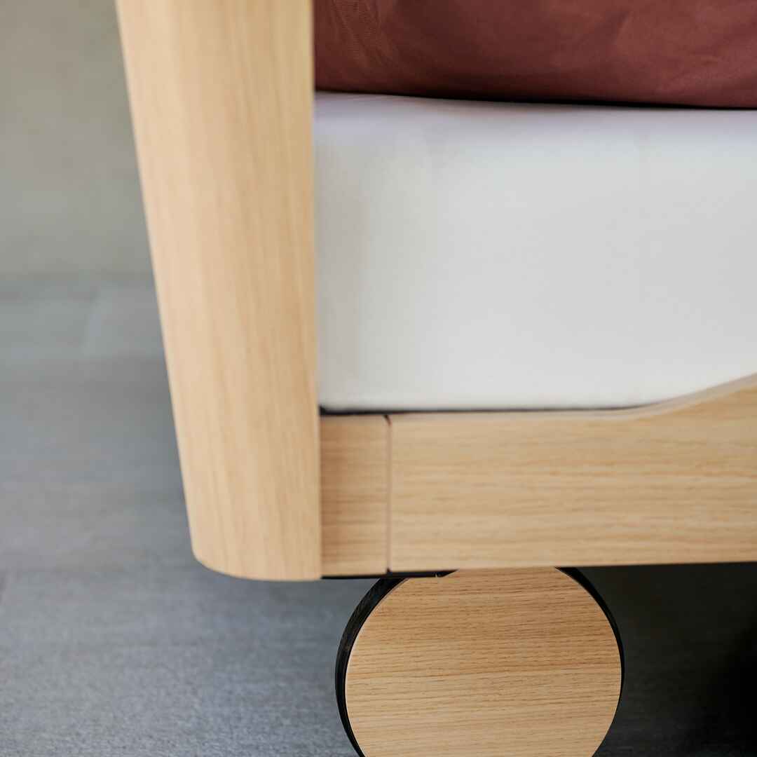 Noa with Back Wheels and Milled Headboard in Balanced Oak