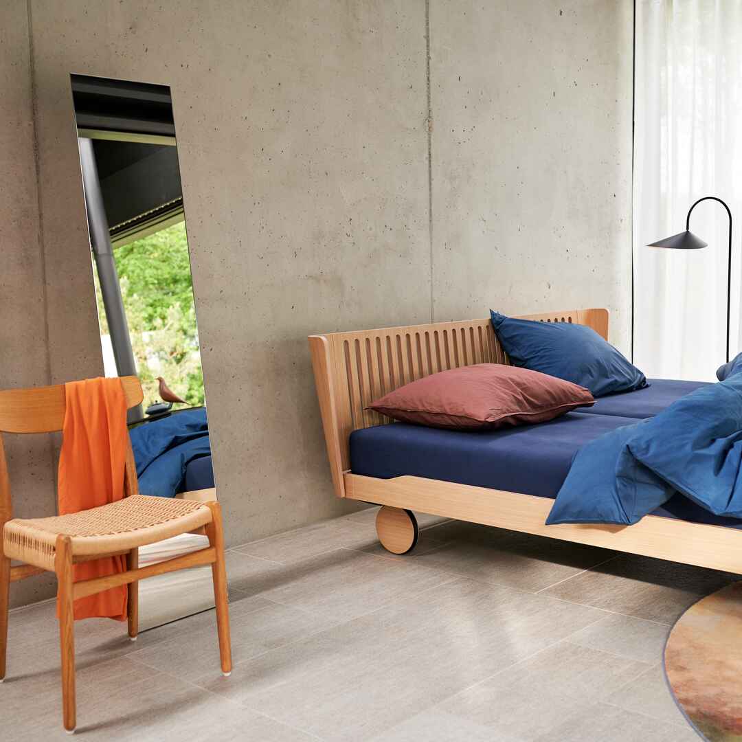 Noa with Back Wheels and Milled Headboard in Balanced Oak
